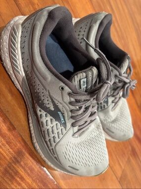 Brooks Adrenaline GTS 21 women’s running shoes size 8